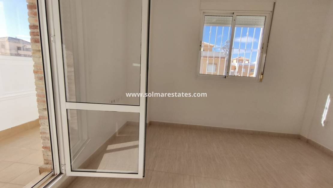 3 makuuhuone Omakotitalo myytävänä paikassa Ciudad Quesada mukana uima-altaan - 275 000 € (Ref: 9918609)