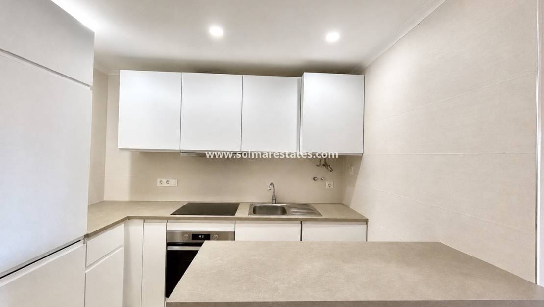 2 soveværelse Lejlighed til salg i Villamartin med swimmingpool - € 199.000 (Ref: 9918989)