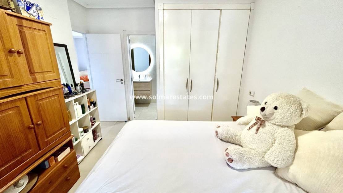 2 soveværelse Lejlighed til salg i Villamartin med swimmingpool - € 199.000 (Ref: 9918989)