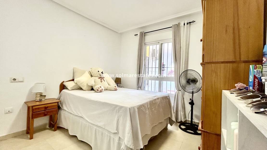 2 soveværelse Lejlighed til salg i Villamartin med swimmingpool - € 199.000 (Ref: 9918989)