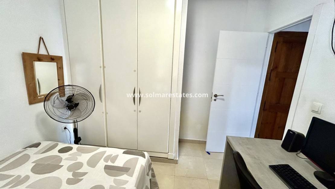 2 soveværelse Lejlighed til salg i Villamartin med swimmingpool - € 199.000 (Ref: 9918989)