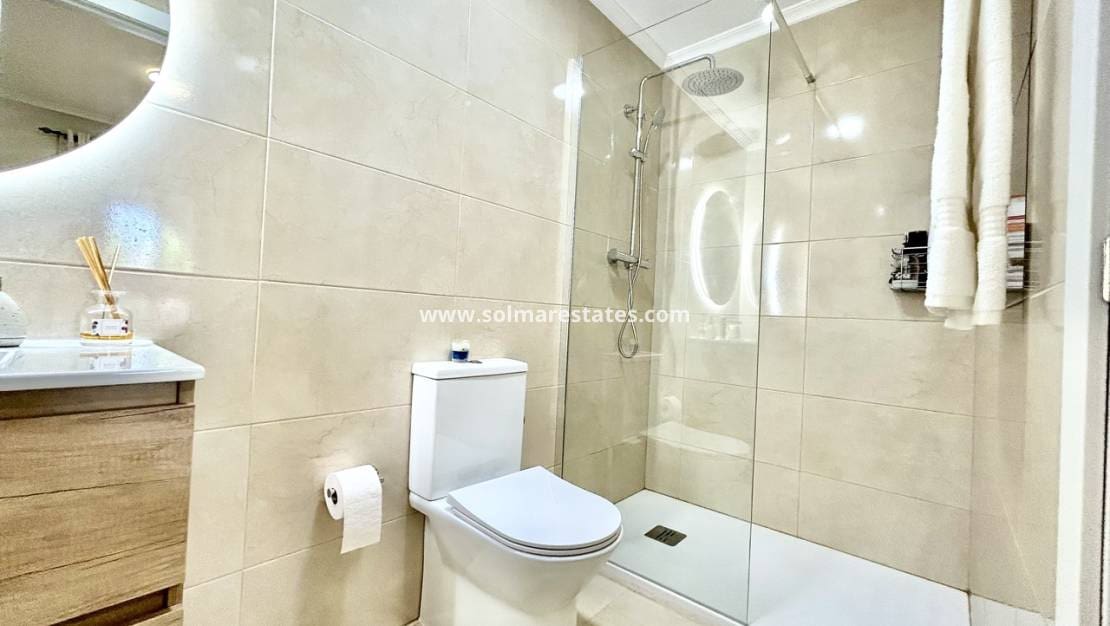 2 soveværelse Lejlighed til salg i Villamartin med swimmingpool - € 199.000 (Ref: 9918989)