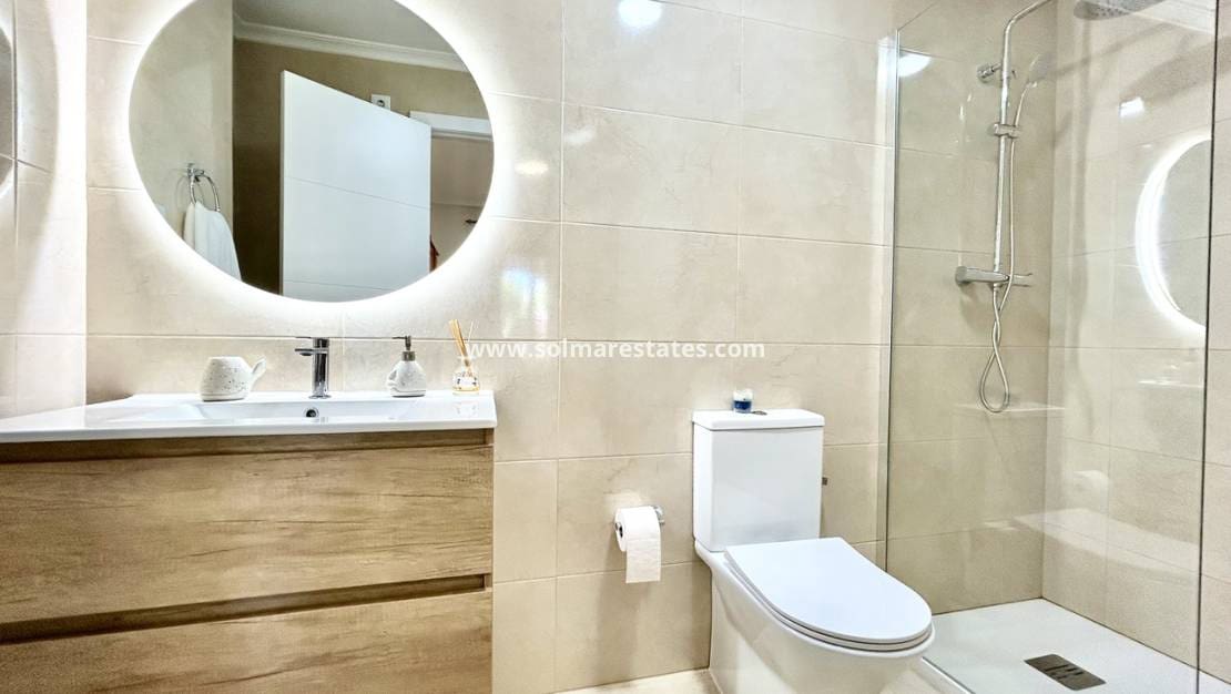2 soveværelse Lejlighed til salg i Villamartin med swimmingpool - € 199.000 (Ref: 9918989)