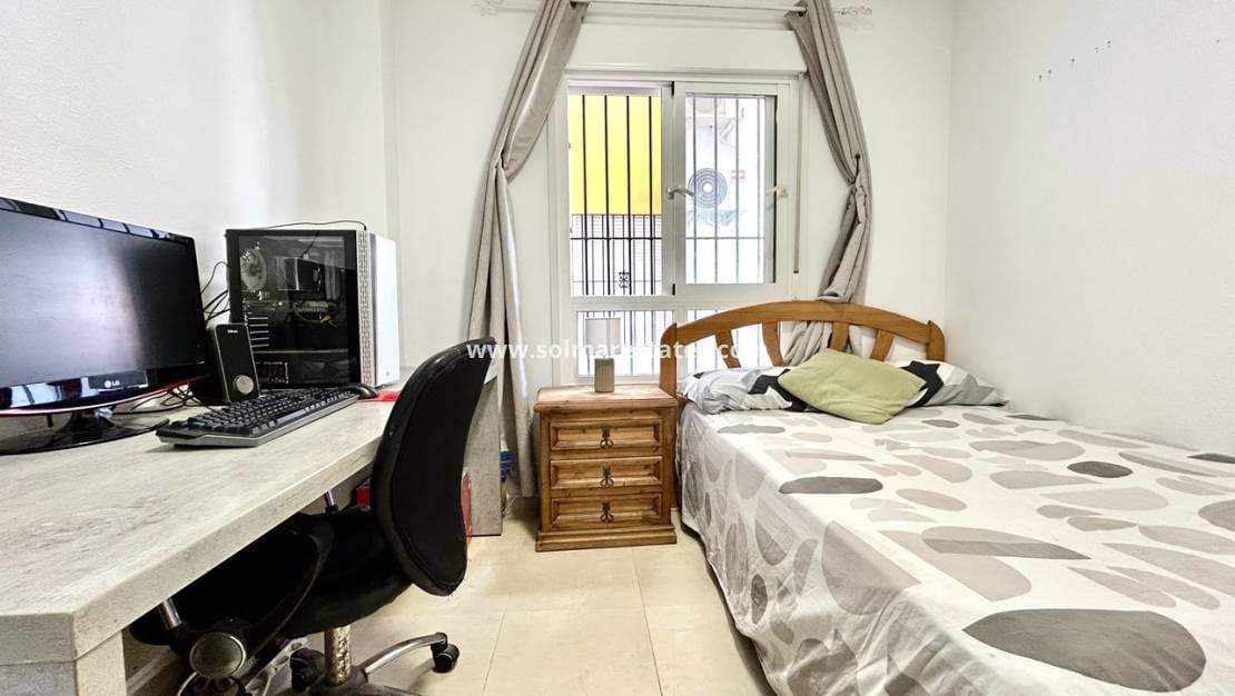 2 soveværelse Lejlighed til salg i Villamartin med swimmingpool - € 199.000 (Ref: 9918989)