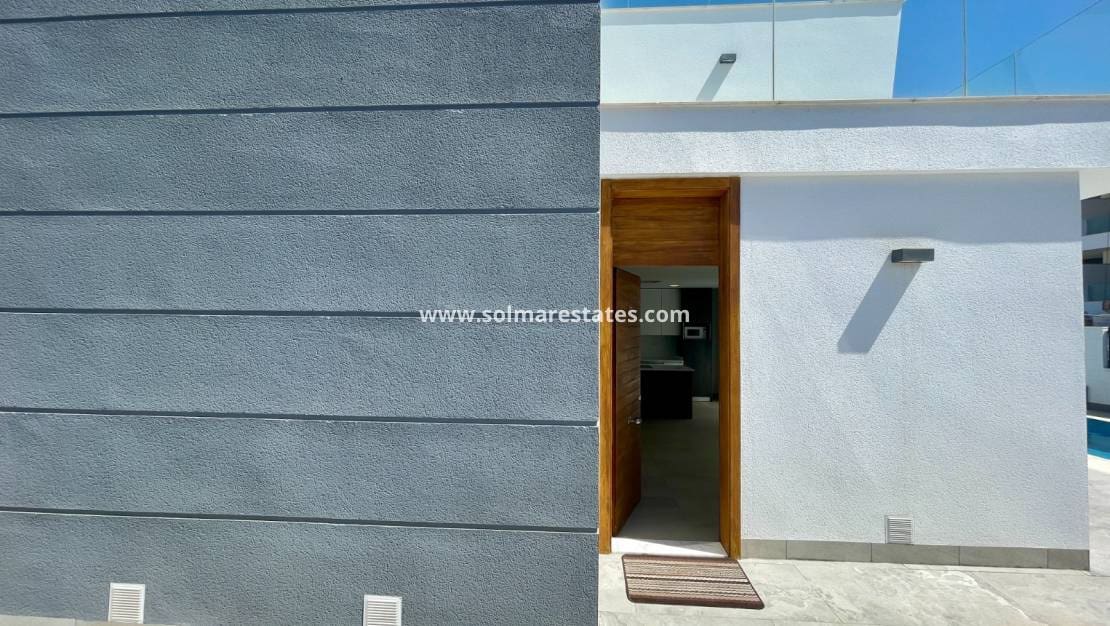 3 bedroom Villa for sale in Benijofar with pool - € 399,000 (Ref: 9922691)