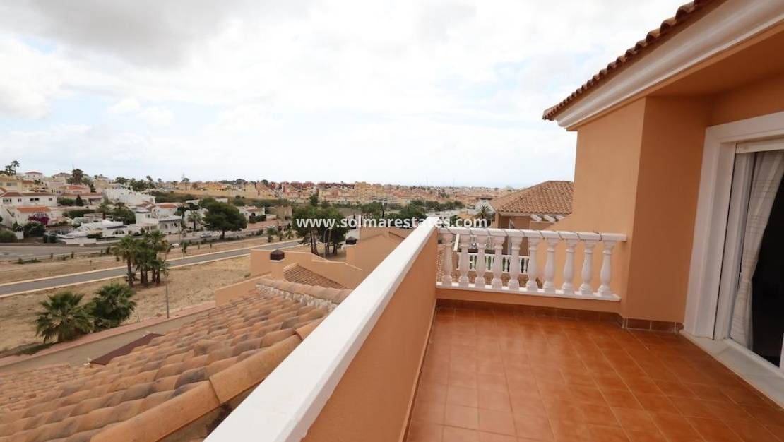 5 sypialnia Willa na sprzedaż w Villamartin z basenem - 385 000 € (Ref: 9922693)