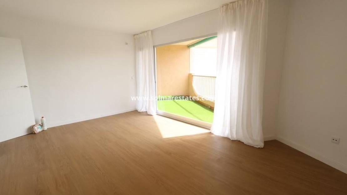 3 sovrum Lägenhet till salu i La Zenia med pool - 247 000 € (Ref: 9922694)