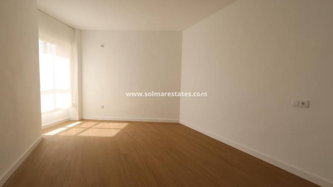 3 sovrum Lägenhet till salu i La Zenia med pool - 247 000 € (Ref: 9922694)