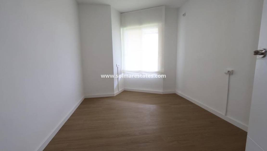 3 sovrum Lägenhet till salu i La Zenia med pool - 247 000 € (Ref: 9922694)
