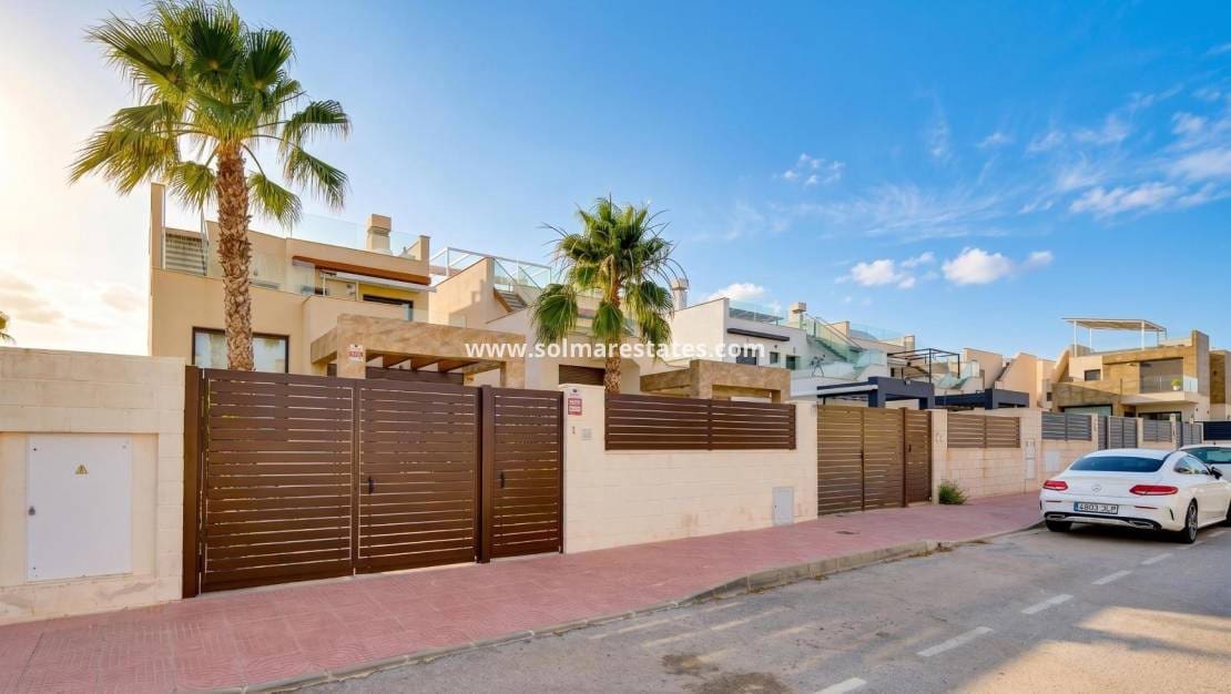 3 Zimmer Villa zu verkaufen in Pueblo Bravo mit Pool - 394.969 € (Ref: 9922696)