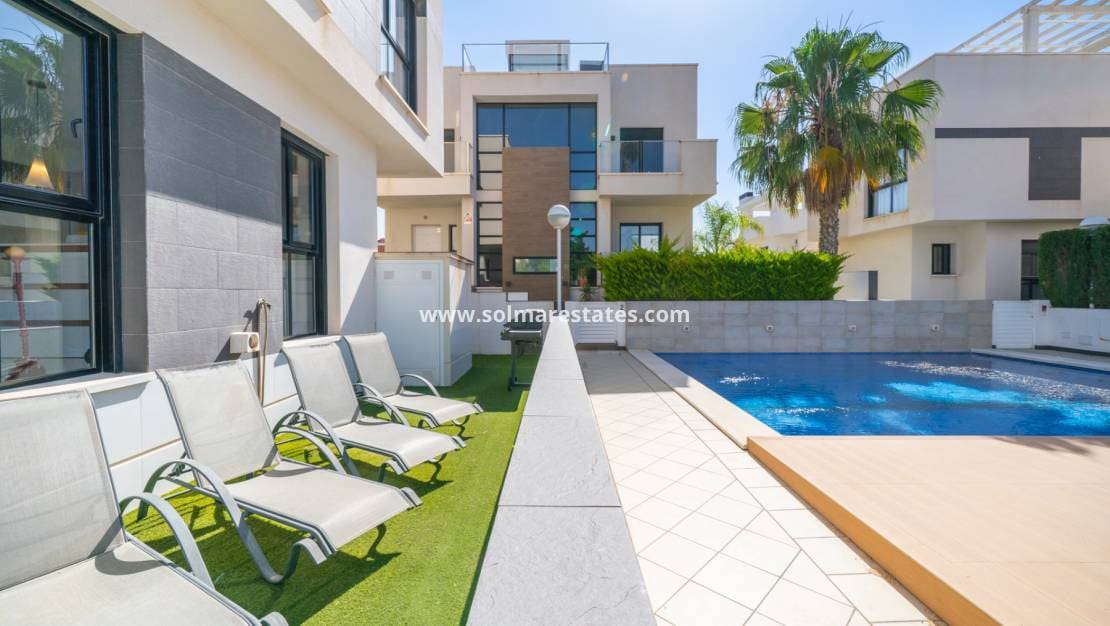 Chalet de 3 habitaciones en Doña Pepa en venta con piscina - 399.000 € (Ref: 9922699)