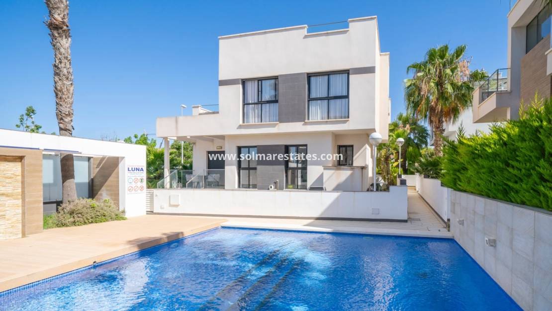Chalet de 3 habitaciones en Doña Pepa en venta con piscina - 399.000 € (Ref: 9922699)