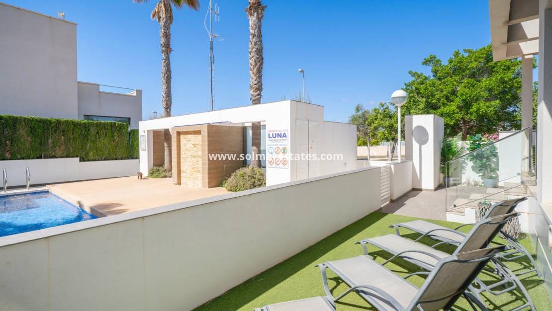 Chalet de 3 habitaciones en Doña Pepa en venta con piscina - 399.000 € (Ref: 9922699)