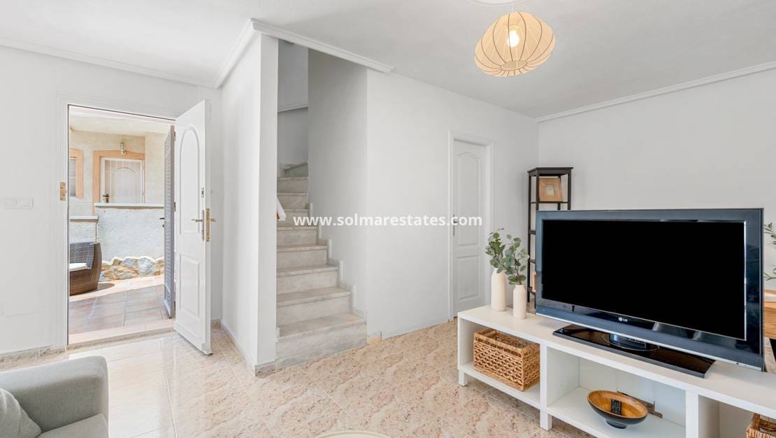 3 soveværelse Semi-Rækkehus til salg i La Marquesa med swimmingpool - € 269.000 (Ref: 9922700)