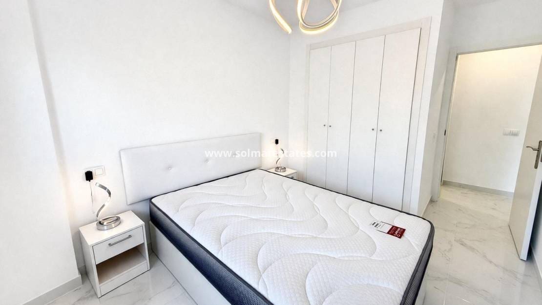 2 soverom Leilighet til salgs i Torrevieja med svømmebasseng - € 149 000 (Ref: 9922701)