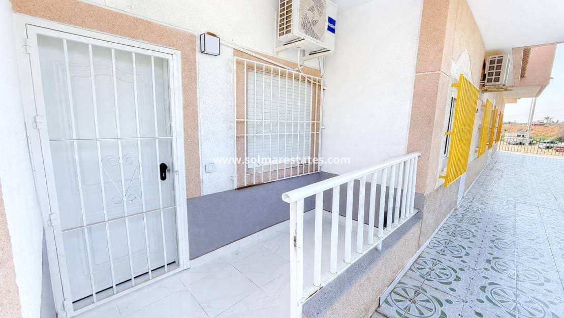 2 soverom Leilighet til salgs i Torrevieja med svømmebasseng - € 149 000 (Ref: 9922701)
