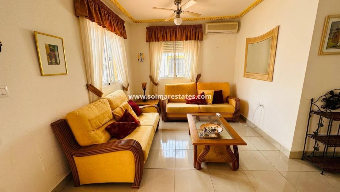 Pareado de 3 habitaciones en Los Montesinos en venta con piscina - 179.000 € (Ref: 9922702)