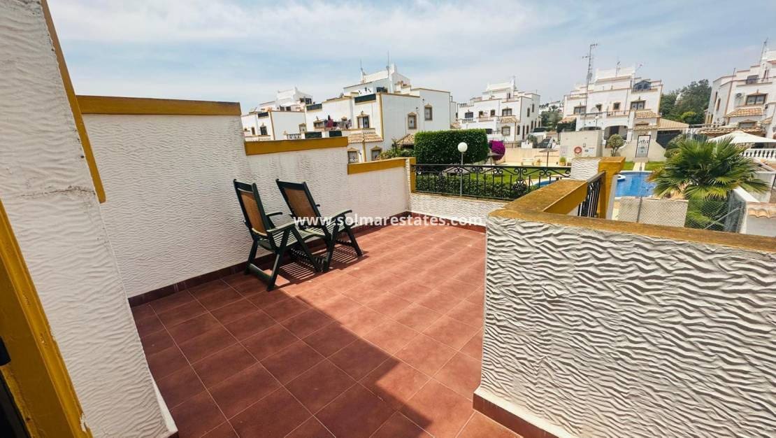 Pareado de 3 habitaciones en Los Montesinos en venta con piscina - 179.000 € (Ref: 9922702)
