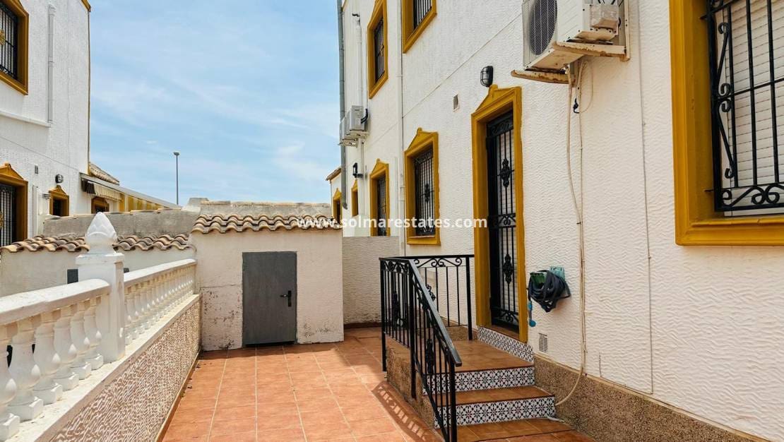 Pareado de 3 habitaciones en Los Montesinos en venta con piscina - 179.000 € (Ref: 9922702)