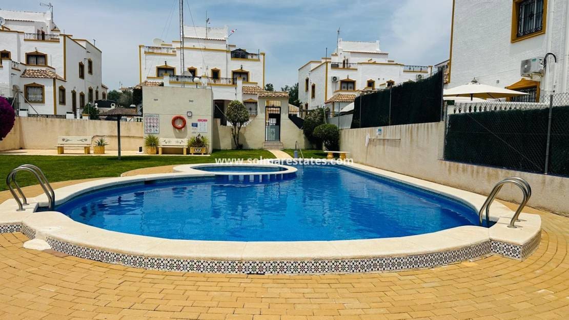 Pareado de 3 habitaciones en Los Montesinos en venta con piscina - 179.000 € (Ref: 9922702)