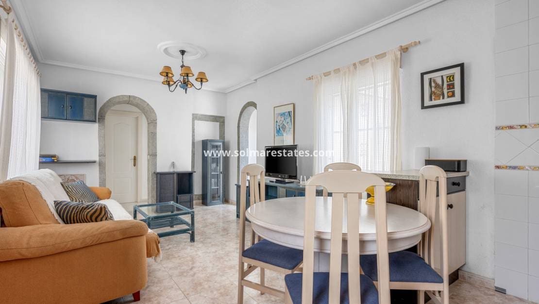 3 slaapkamer Rijtjeshuis te koop in La Marquesa met zwembad - € 209.000 (Ref: 9922703)