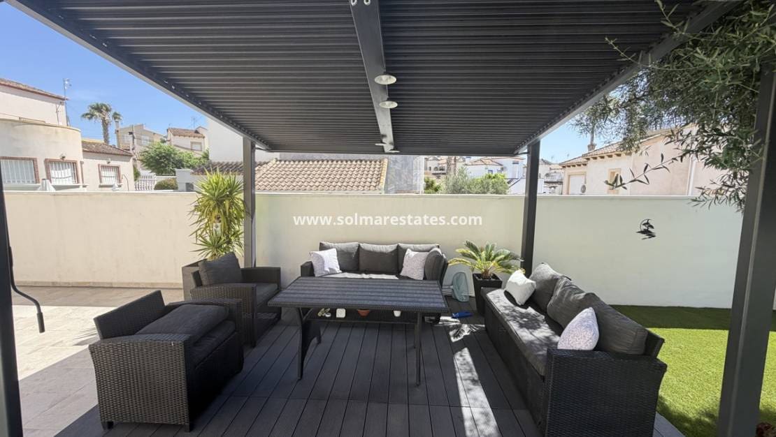3 bedroom Villa for sale in Villamartin with pool - € 419,995 (Ref: 9925094)