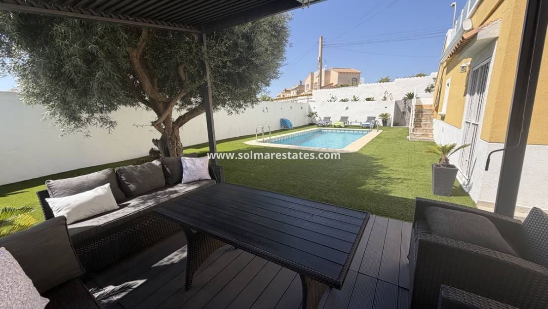 3 bedroom Villa for sale in Villamartin with pool - € 419,995 (Ref: 9925094)