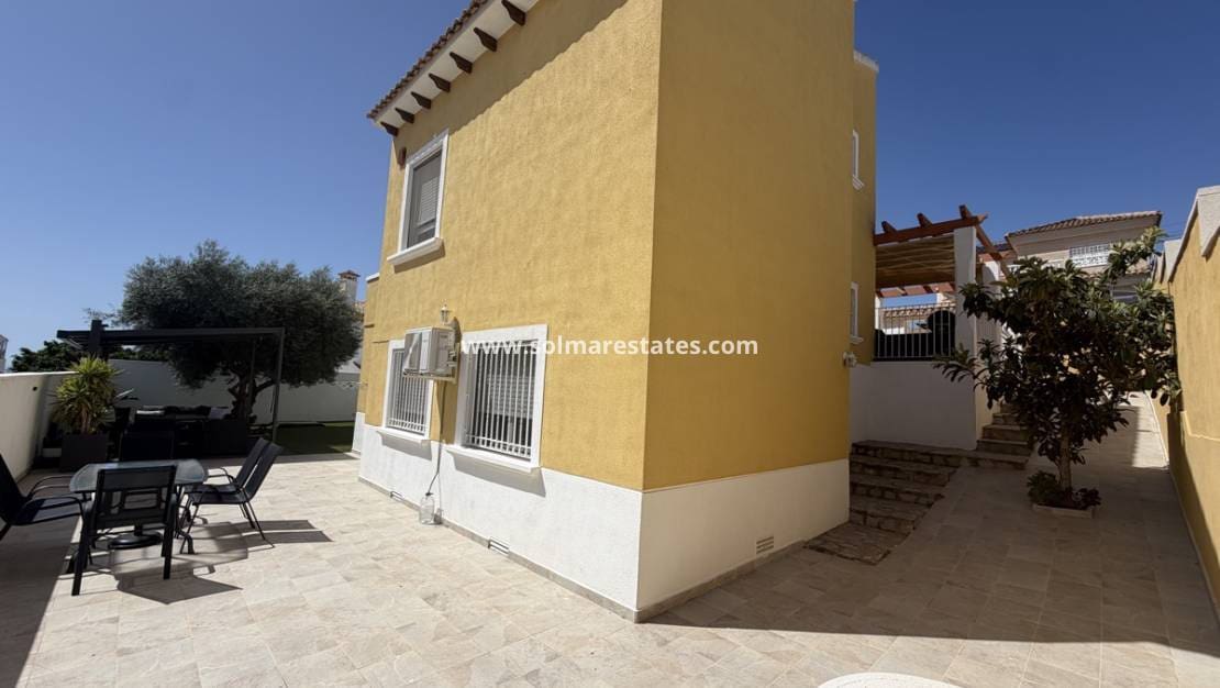 3 bedroom Villa for sale in Villamartin with pool - € 419,995 (Ref: 9925094)
