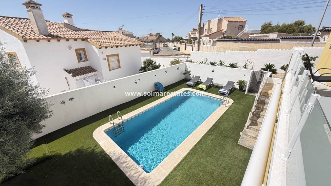 3 bedroom Villa for sale in Villamartin with pool - € 419,995 (Ref: 9925094)