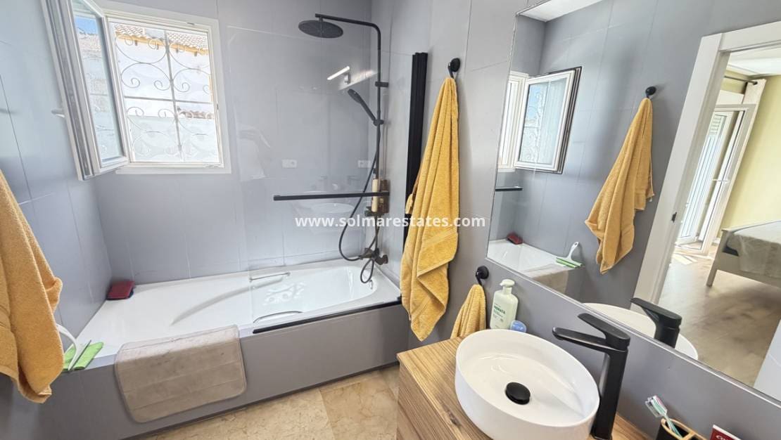 3 bedroom Villa for sale in Villamartin with pool - € 419,995 (Ref: 9925094)