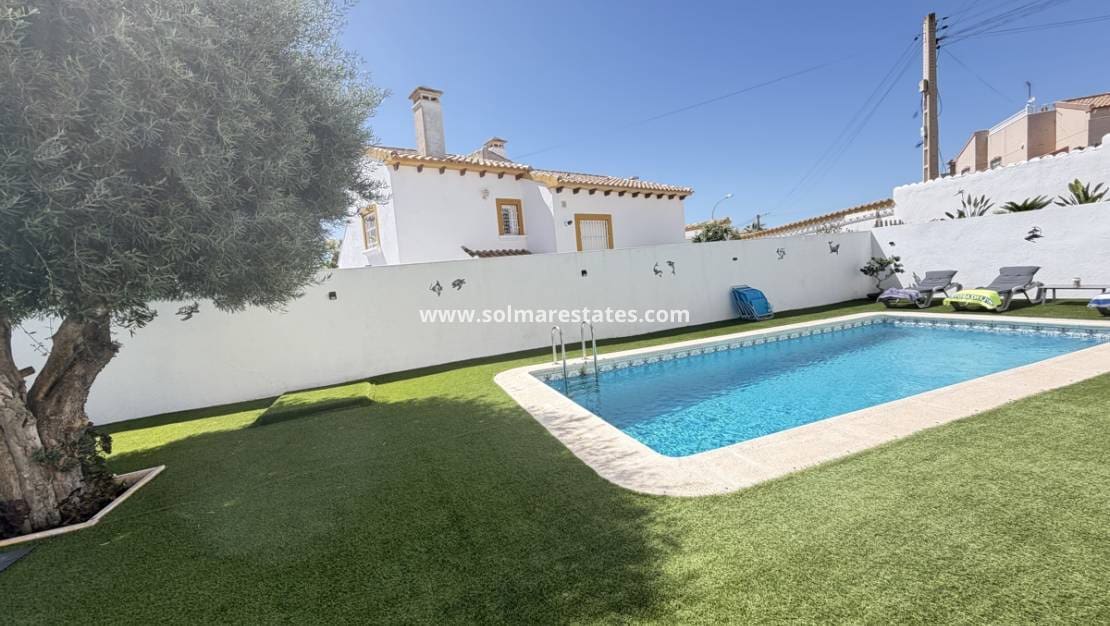 3 bedroom Villa for sale in Villamartin with pool - € 419,995 (Ref: 9925094)