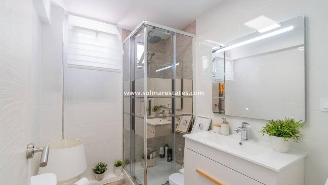 4 Zimmer Villa zu verkaufen in Villamartin mit Pool - 365.000 € (Ref: 9928478)