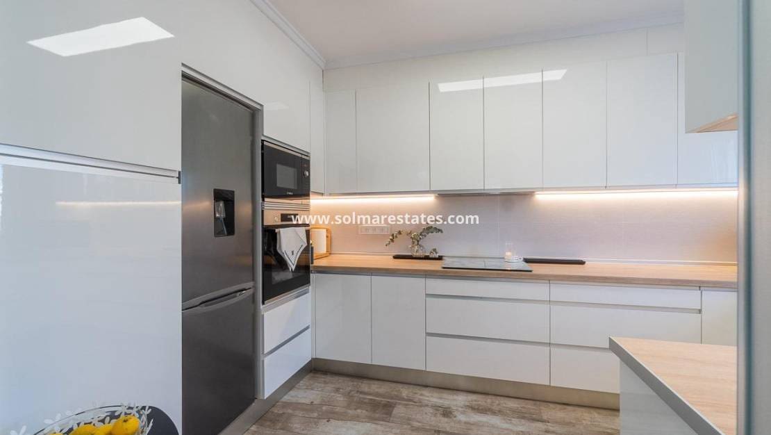 4 Zimmer Villa zu verkaufen in Villamartin mit Pool - 365.000 € (Ref: 9928478)