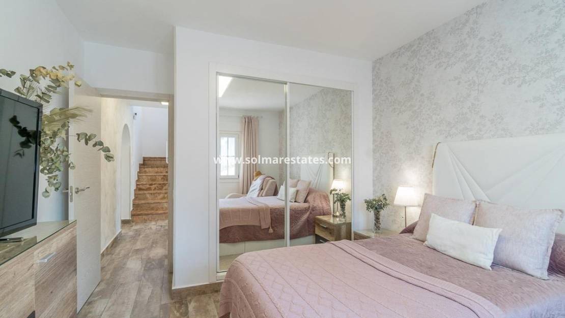 4 Zimmer Villa zu verkaufen in Villamartin mit Pool - 365.000 € (Ref: 9928478)