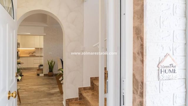 4 makuuhuone Huvila myytävänä paikassa Villamartin, Orihuela mukana uima-altaan - 365 000 € (Ref: 9928478)