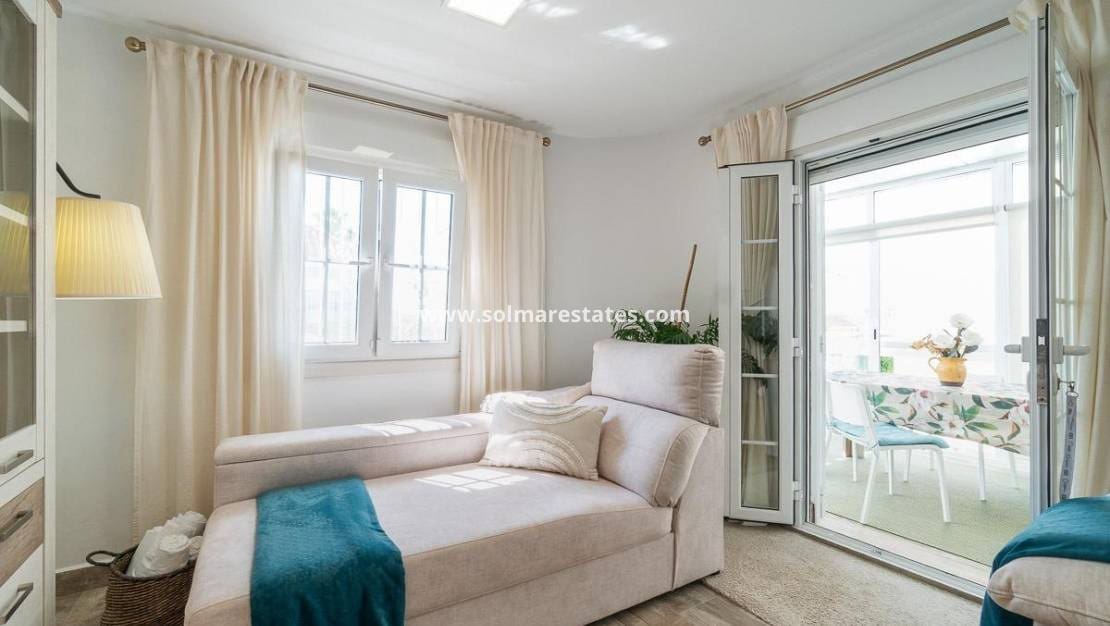 4 Zimmer Villa zu verkaufen in Villamartin mit Pool - 365.000 € (Ref: 9928478)