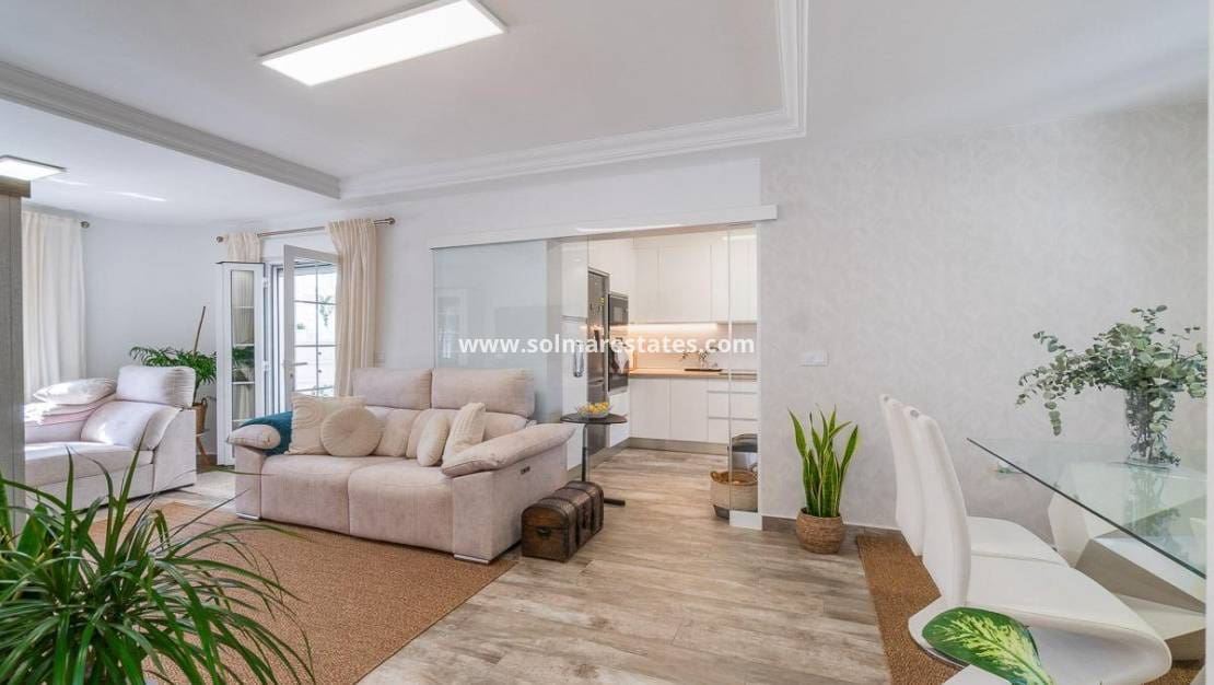 4 Zimmer Villa zu verkaufen in Villamartin mit Pool - 365.000 € (Ref: 9928478)