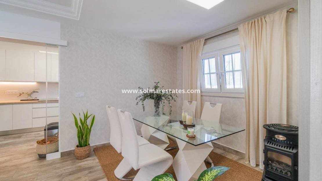 4 Zimmer Villa zu verkaufen in Villamartin mit Pool - 365.000 € (Ref: 9928478)