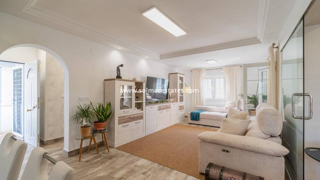 4 Zimmer Villa zu verkaufen in Villamartin mit Pool - 365.000 € (Ref: 9928478)