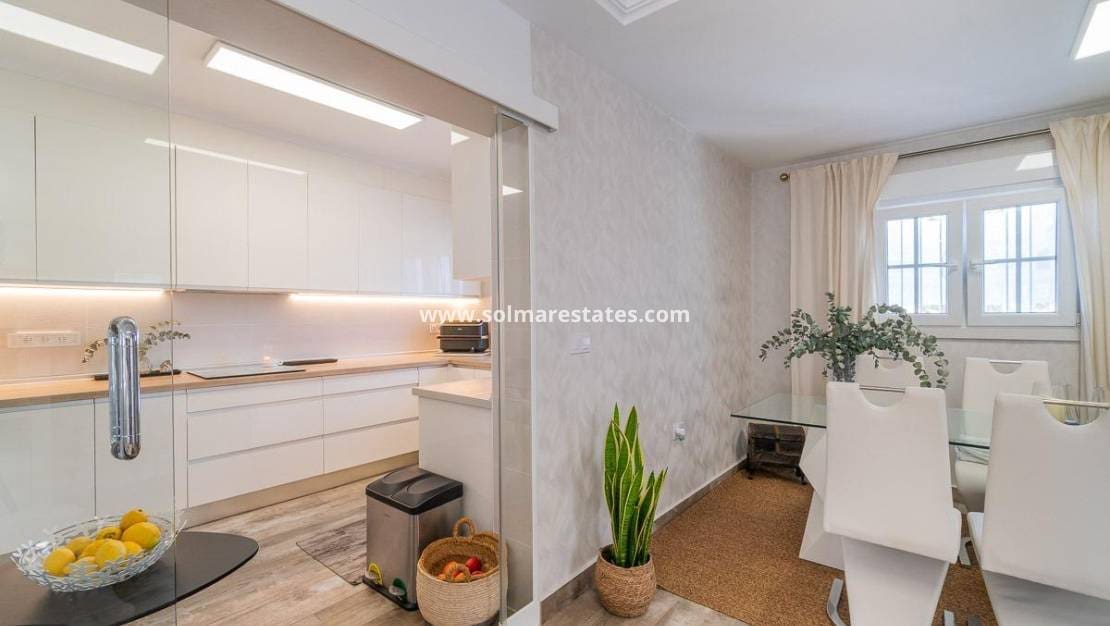 4 Zimmer Villa zu verkaufen in Villamartin mit Pool - 365.000 € (Ref: 9928478)