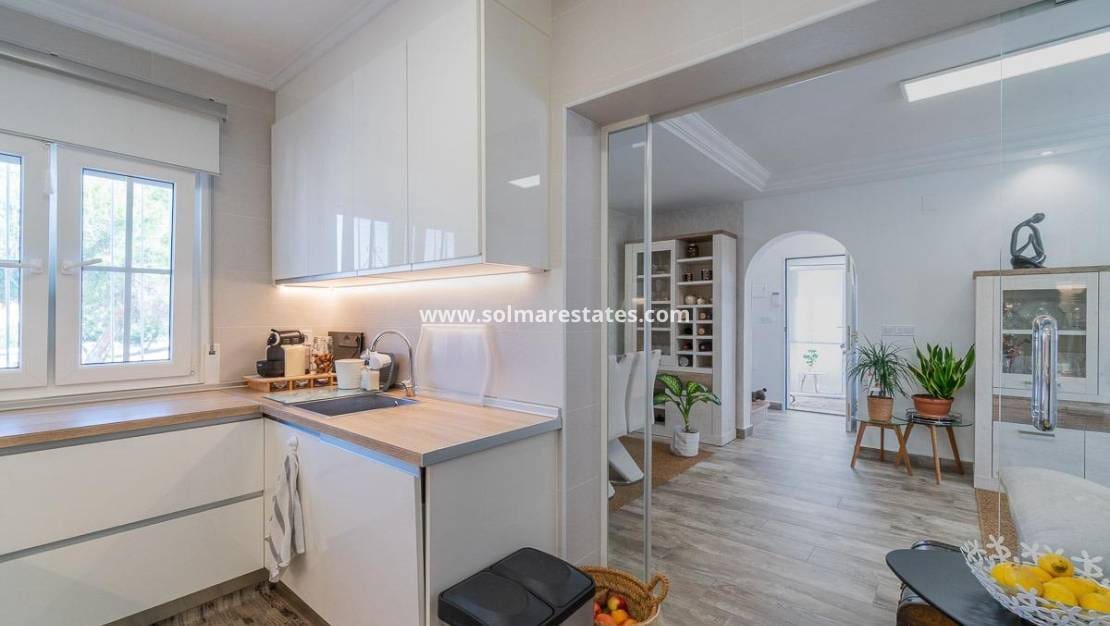 4 Zimmer Villa zu verkaufen in Villamartin mit Pool - 365.000 € (Ref: 9928478)