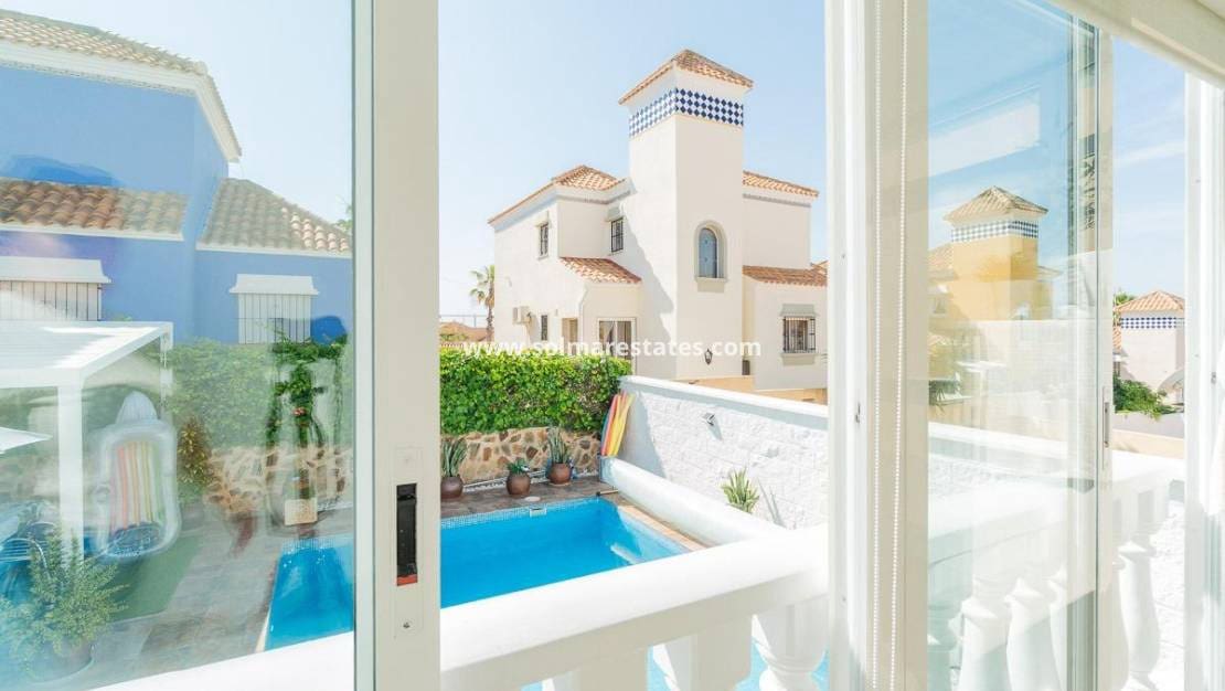 4 Zimmer Villa zu verkaufen in Villamartin mit Pool - 365.000 € (Ref: 9928478)