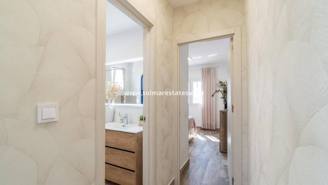 4 Zimmer Villa zu verkaufen in Villamartin mit Pool - 365.000 € (Ref: 9928478)