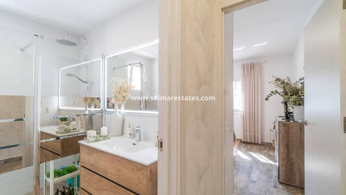 4 Zimmer Villa zu verkaufen in Villamartin mit Pool - 365.000 € (Ref: 9928478)