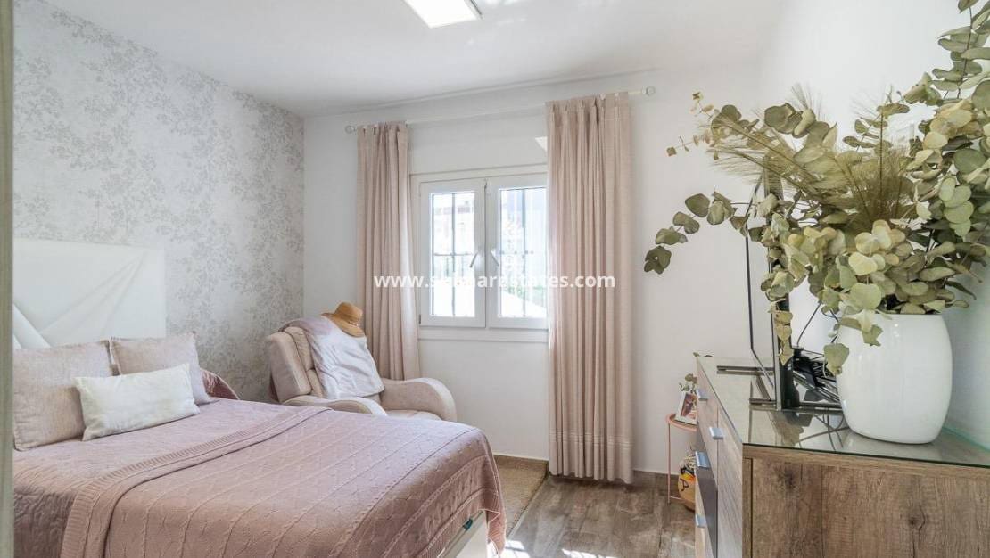4 Zimmer Villa zu verkaufen in Villamartin mit Pool - 365.000 € (Ref: 9928478)