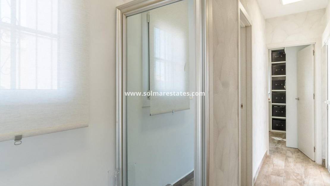 4 Zimmer Villa zu verkaufen in Villamartin mit Pool - 365.000 € (Ref: 9928478)