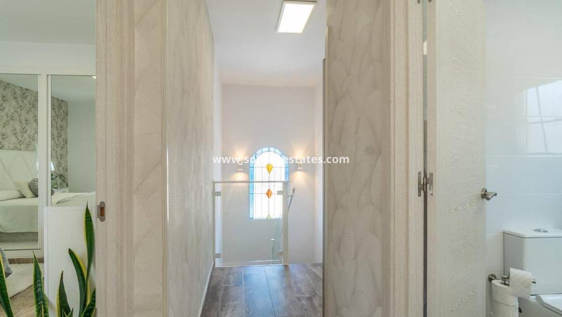 4 Zimmer Villa zu verkaufen in Villamartin mit Pool - 365.000 € (Ref: 9928478)