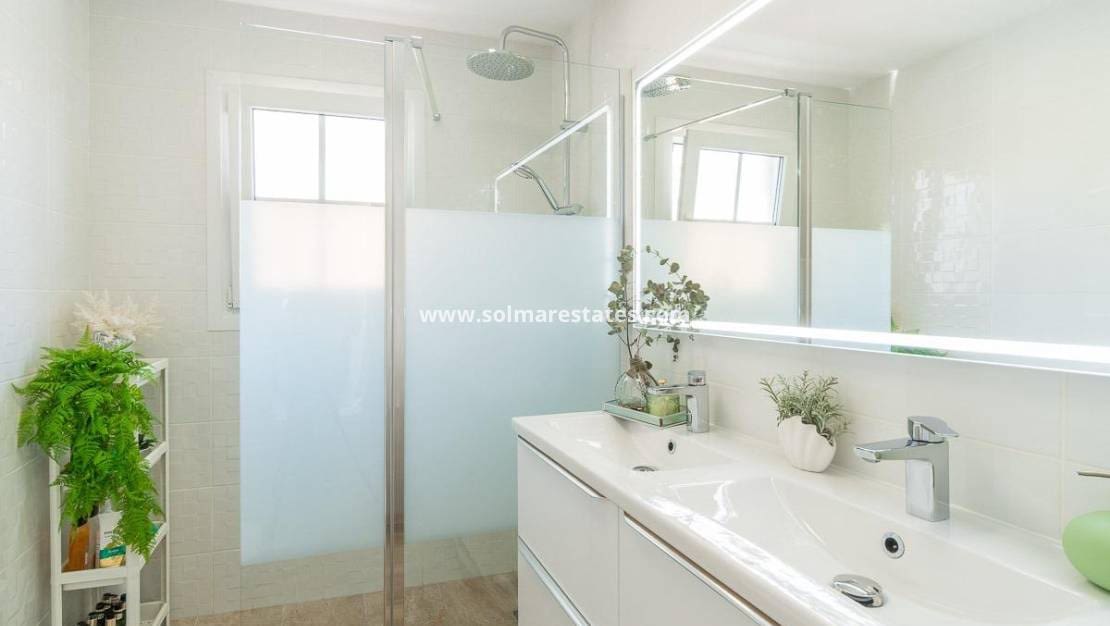 4 Zimmer Villa zu verkaufen in Villamartin mit Pool - 365.000 € (Ref: 9928478)