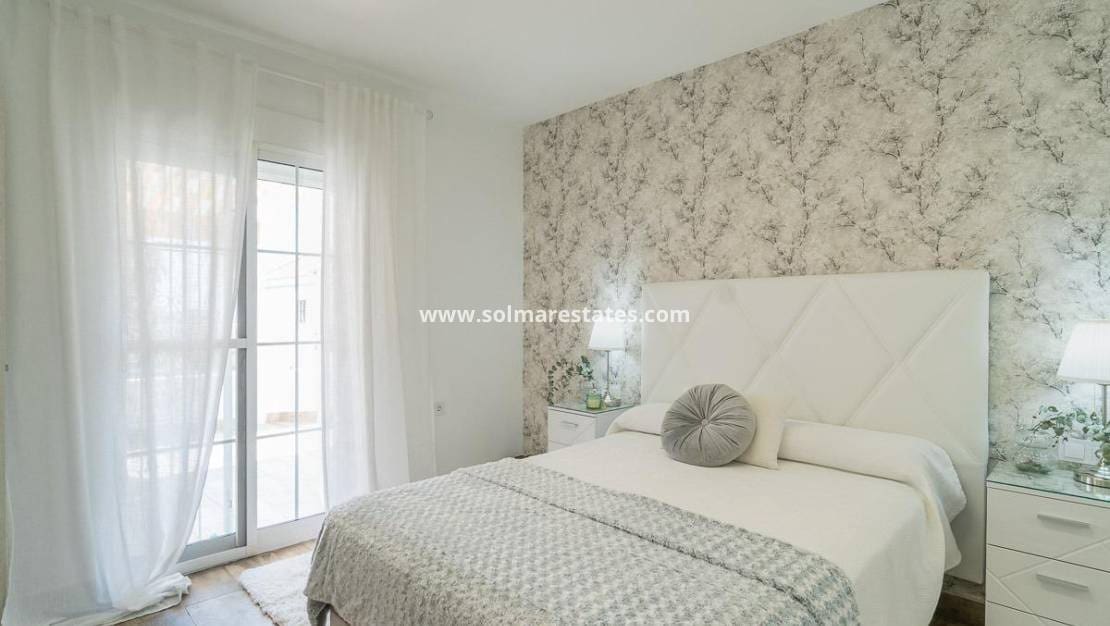 4 Zimmer Villa zu verkaufen in Villamartin mit Pool - 365.000 € (Ref: 9928478)