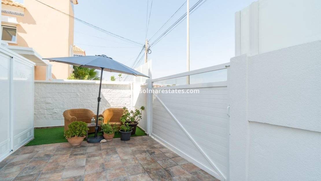 4 Zimmer Villa zu verkaufen in Villamartin mit Pool - 365.000 € (Ref: 9928478)